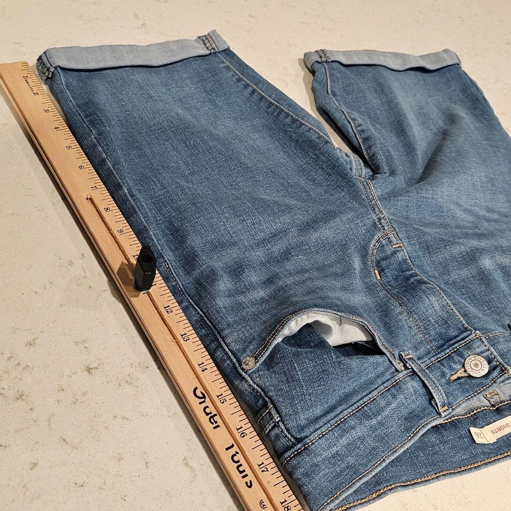 Levi's Women's Classic Bermuda‎ Shorts Cuffed Hem Denim Size 26 - Picture 12 of 14